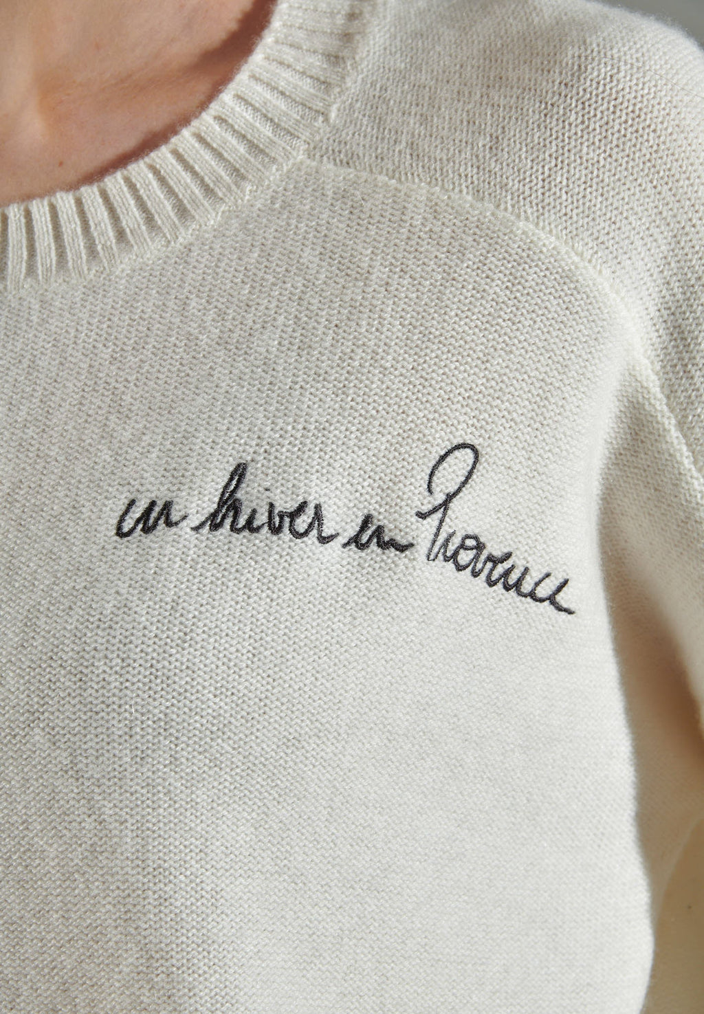 NAMI 20 4-thread cashmere embroidered round-neck sweater Un hiver en Provence ecru