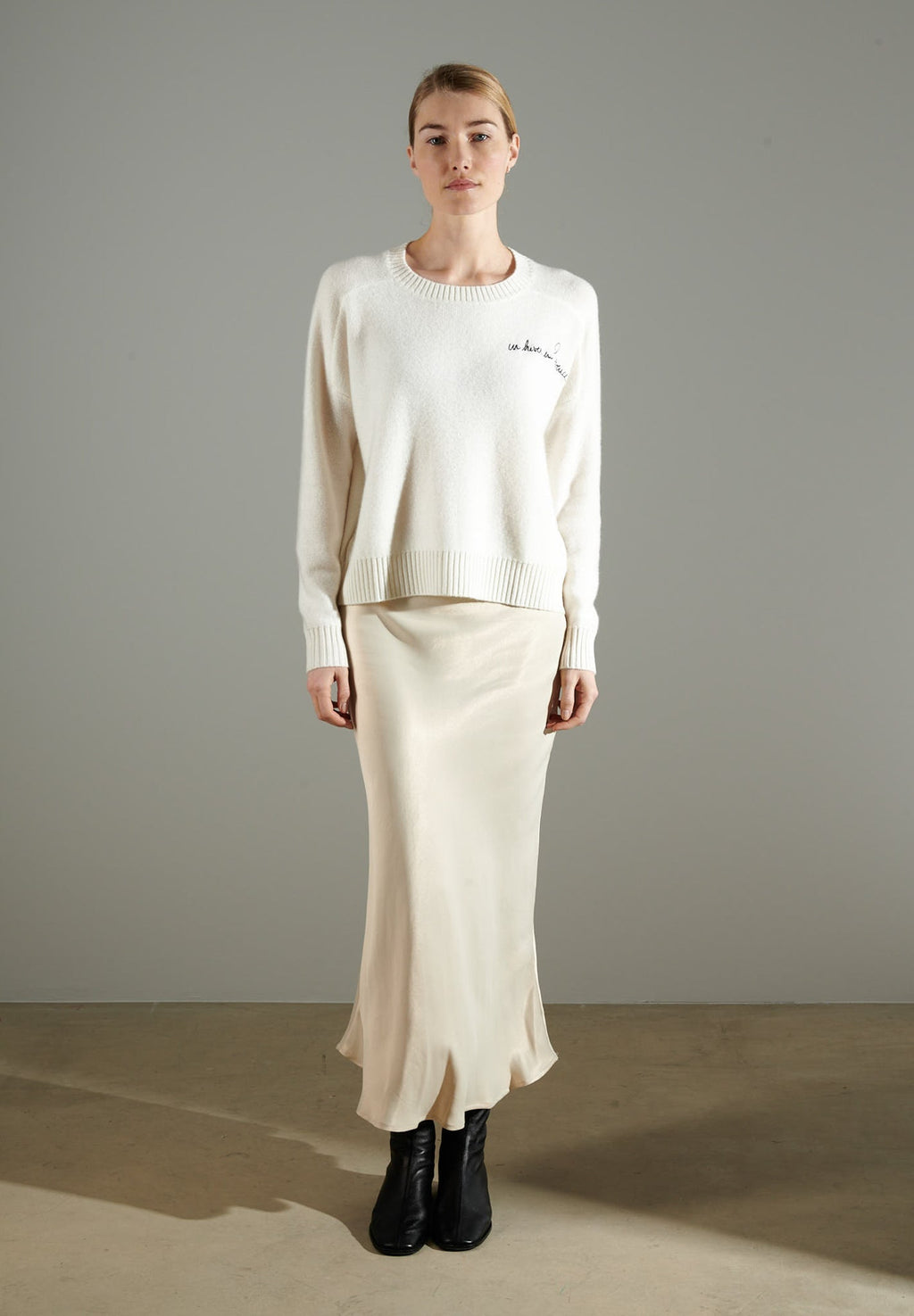 NAMI 20 4-thread cashmere embroidered round-neck sweater Un hiver en Provence ecru