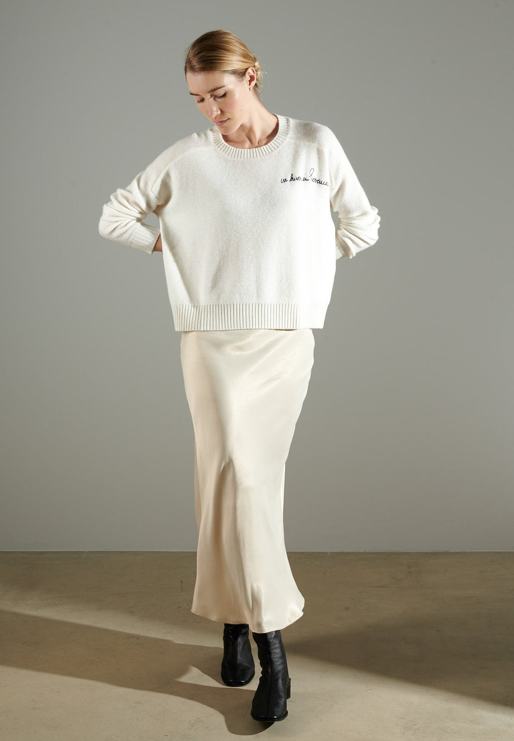 NAMI 20 4-thread cashmere embroidered round-neck sweater Un hiver en Provence ecru