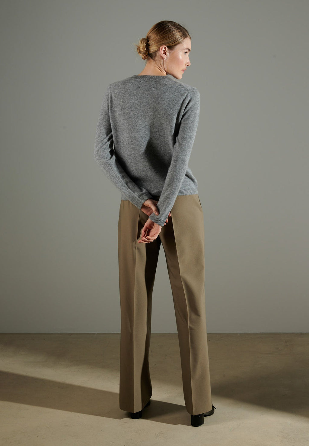 NAMI 4 Round-neck cashmere sweater light grey