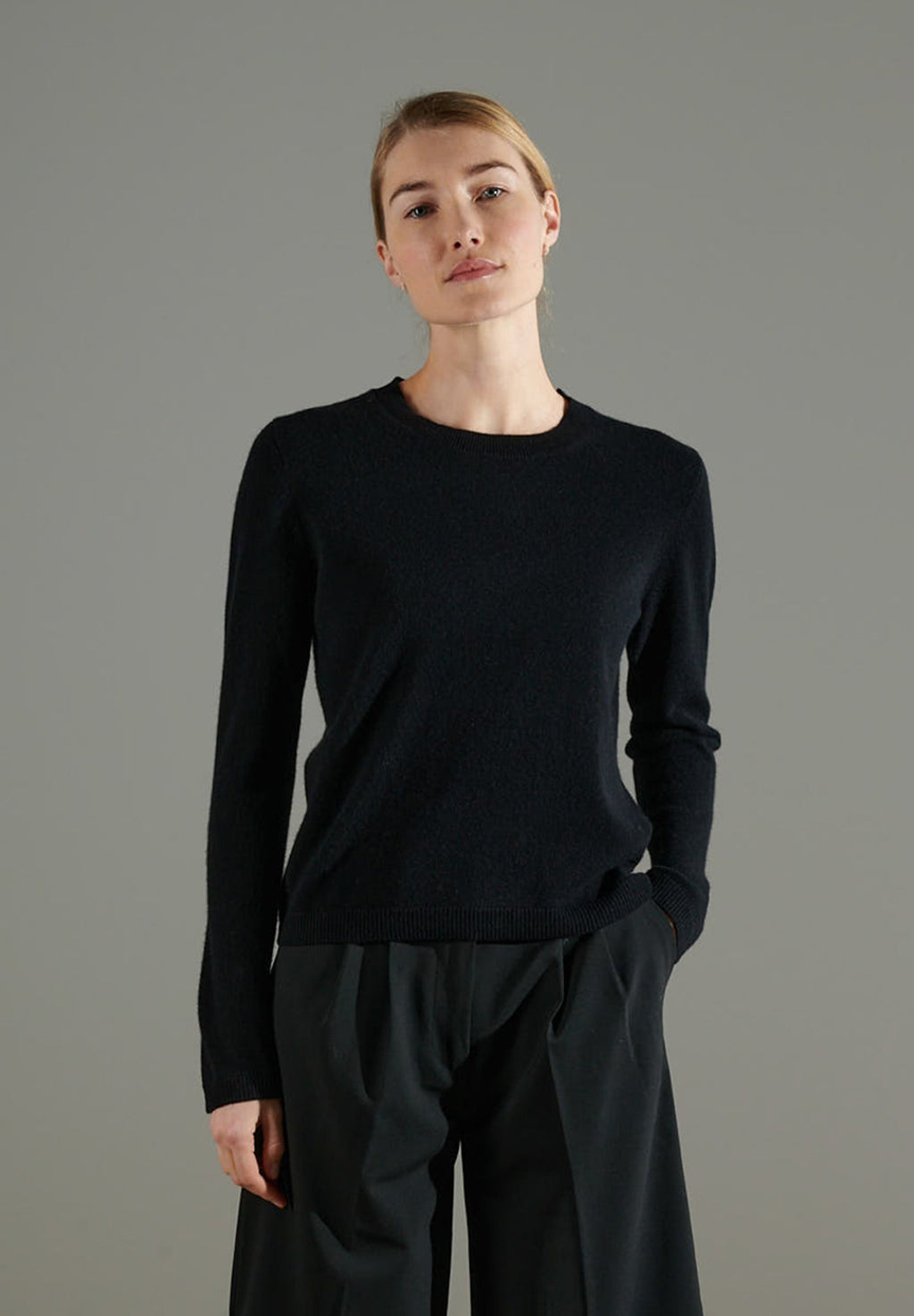 NAMI 4 Round-neck cashmere sweater black