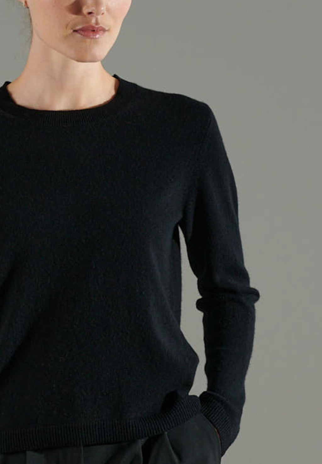 NAMI 4 Round-neck cashmere sweater black