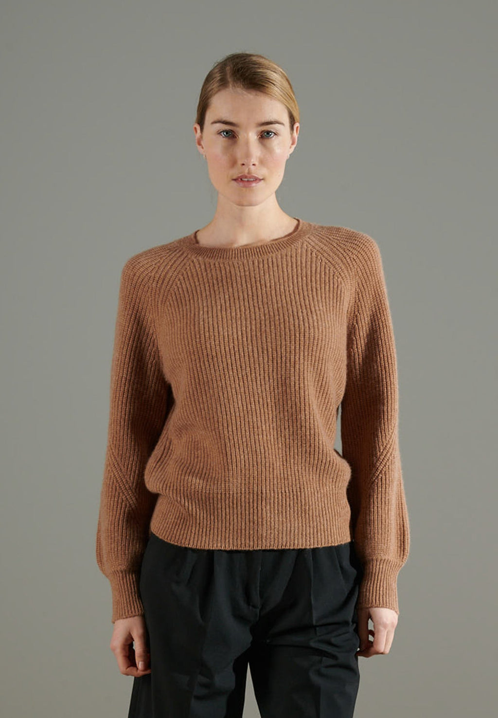 NAMI 6 Camel cashmere 4-thread cashmere sweater with round neck and raglan sleeves