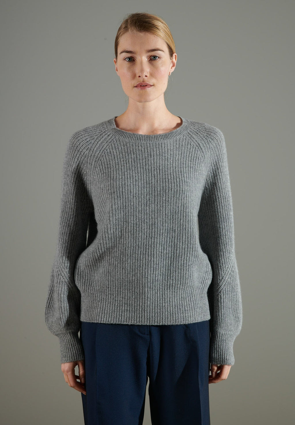 NAMI 6 4-thread cashmere sweater, round neck, raglan sleeves, light grey