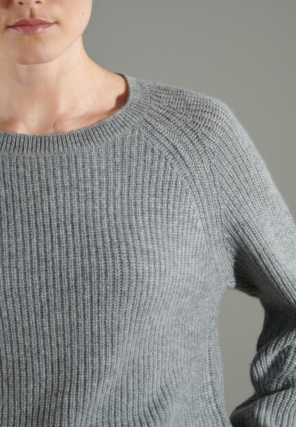 NAMI 6 4-thread cashmere sweater, round neck, raglan sleeves, light grey