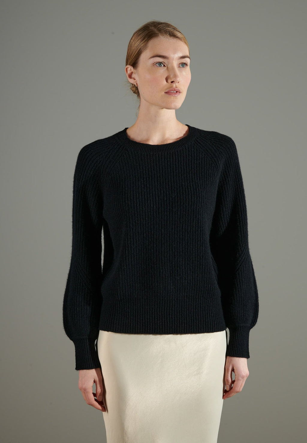 NAMI 6 Black cashmere 4-thread cashmere sweater with round neck and raglan sleeves