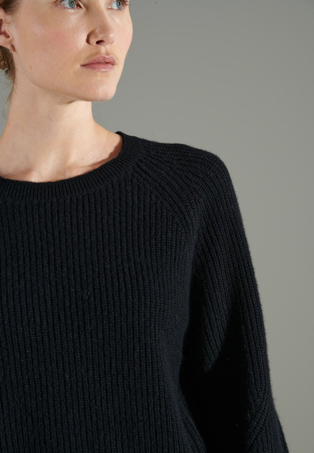 NAMI 6 Black cashmere 4-thread cashmere sweater with round neck and raglan sleeves