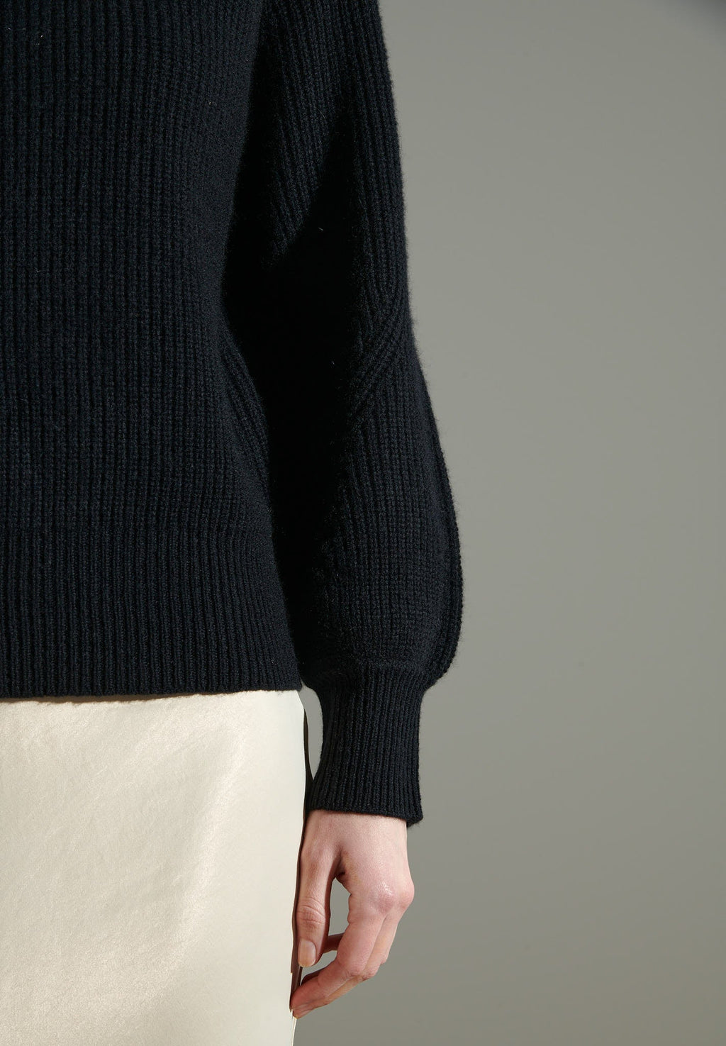 NAMI 6 Black cashmere 4-thread cashmere sweater with round neck and raglan sleeves