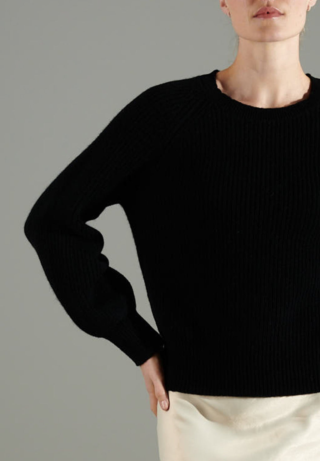 NAMI 6 Black cashmere 4-thread cashmere sweater with round neck and raglan sleeves