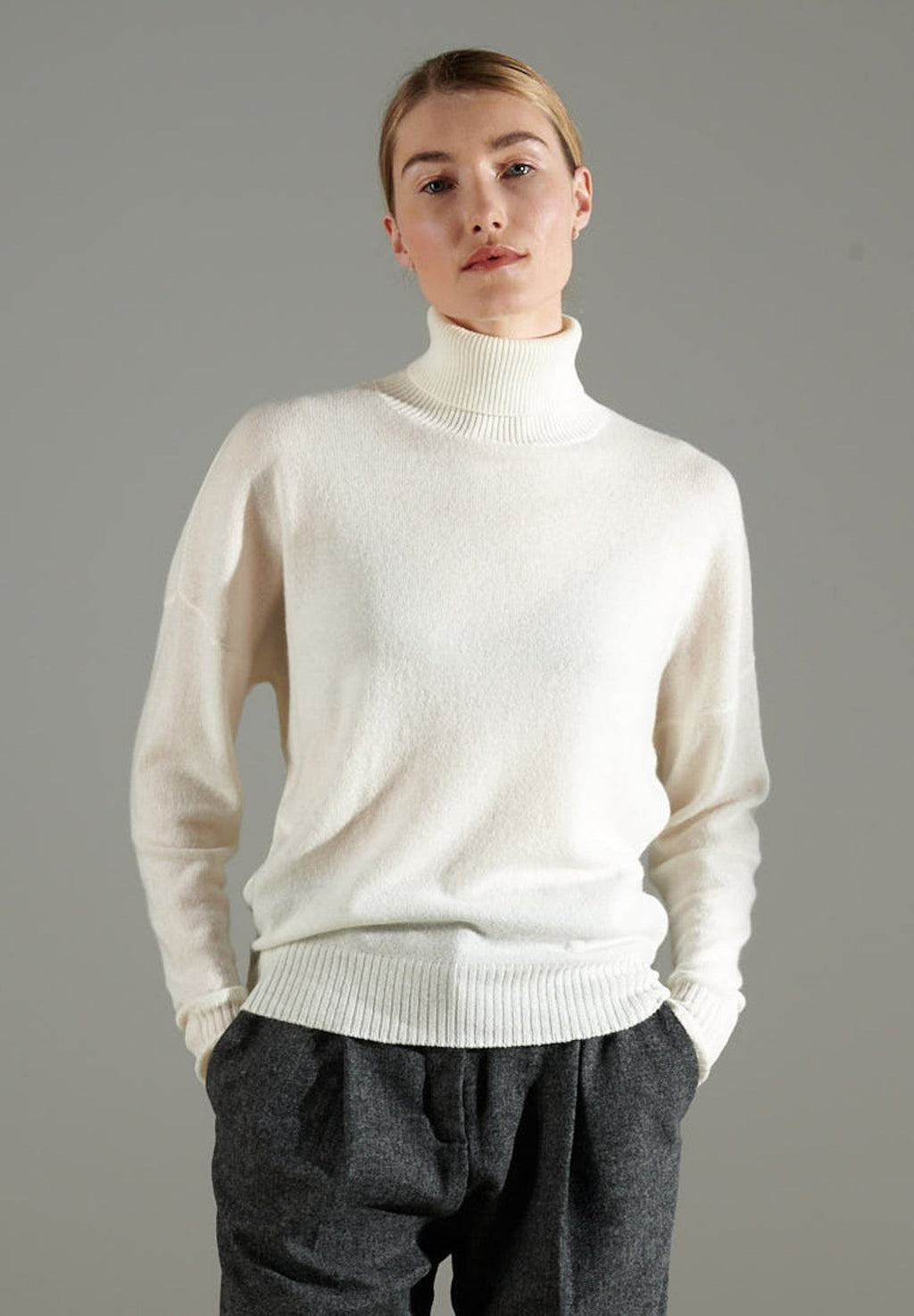 NAMI 7 Oversized cashmere turtleneck sweater in ecru white