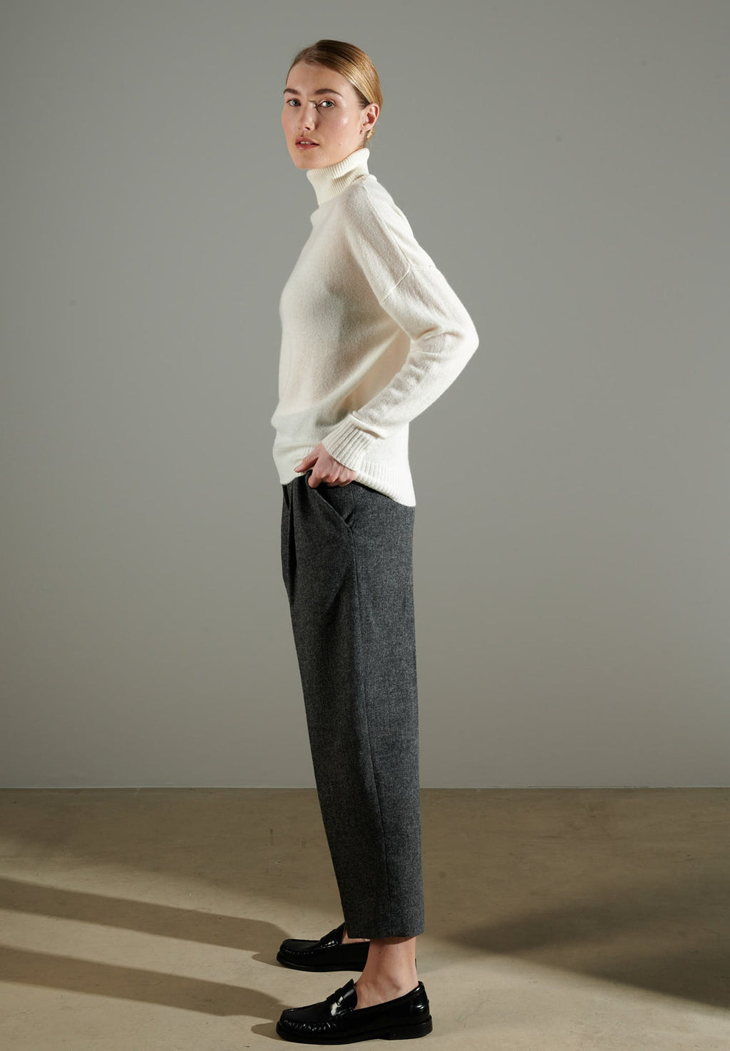 NAMI 7 Oversized cashmere turtleneck sweater in ecru white