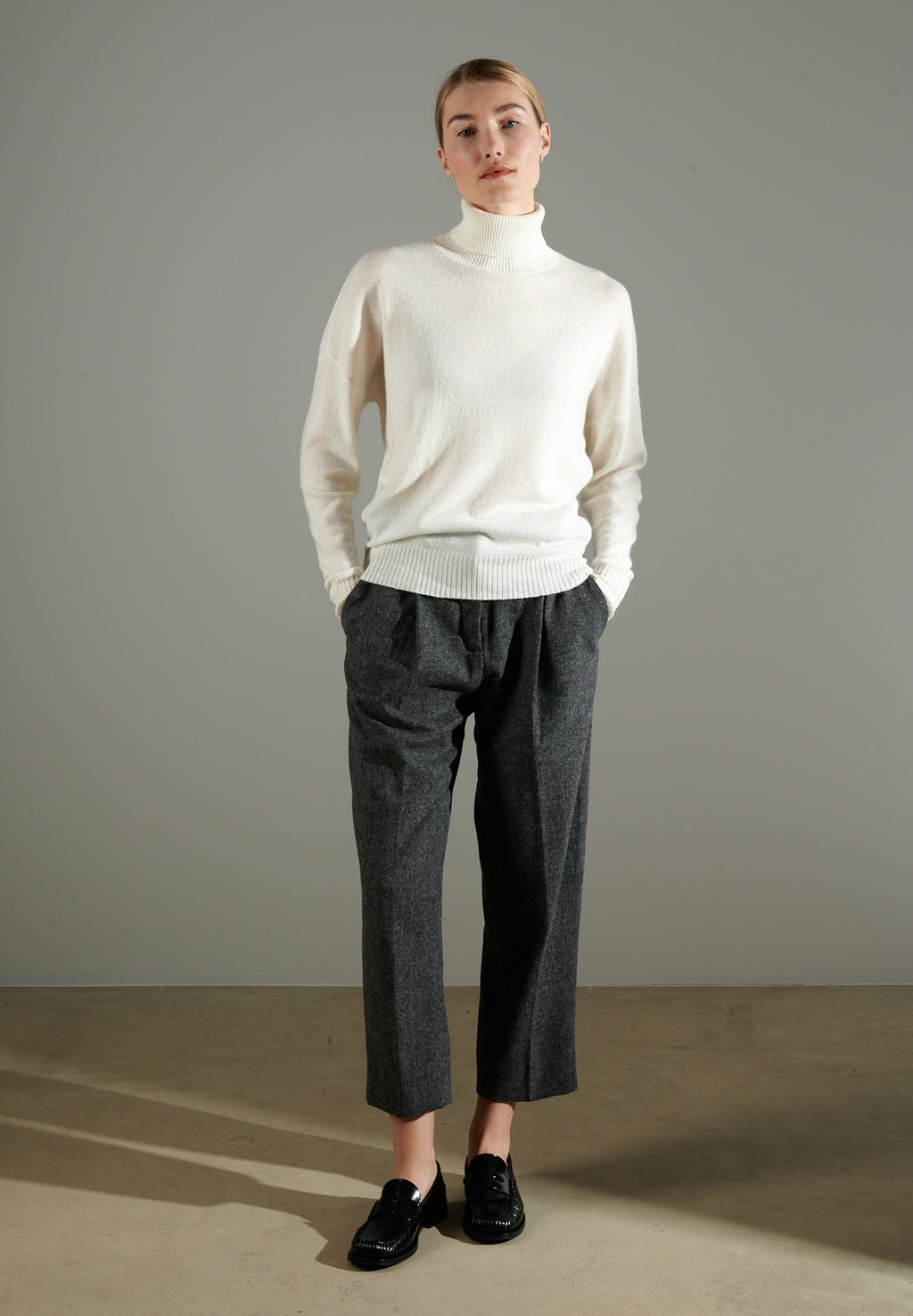 NAMI 7 Oversized cashmere turtleneck sweater in ecru white