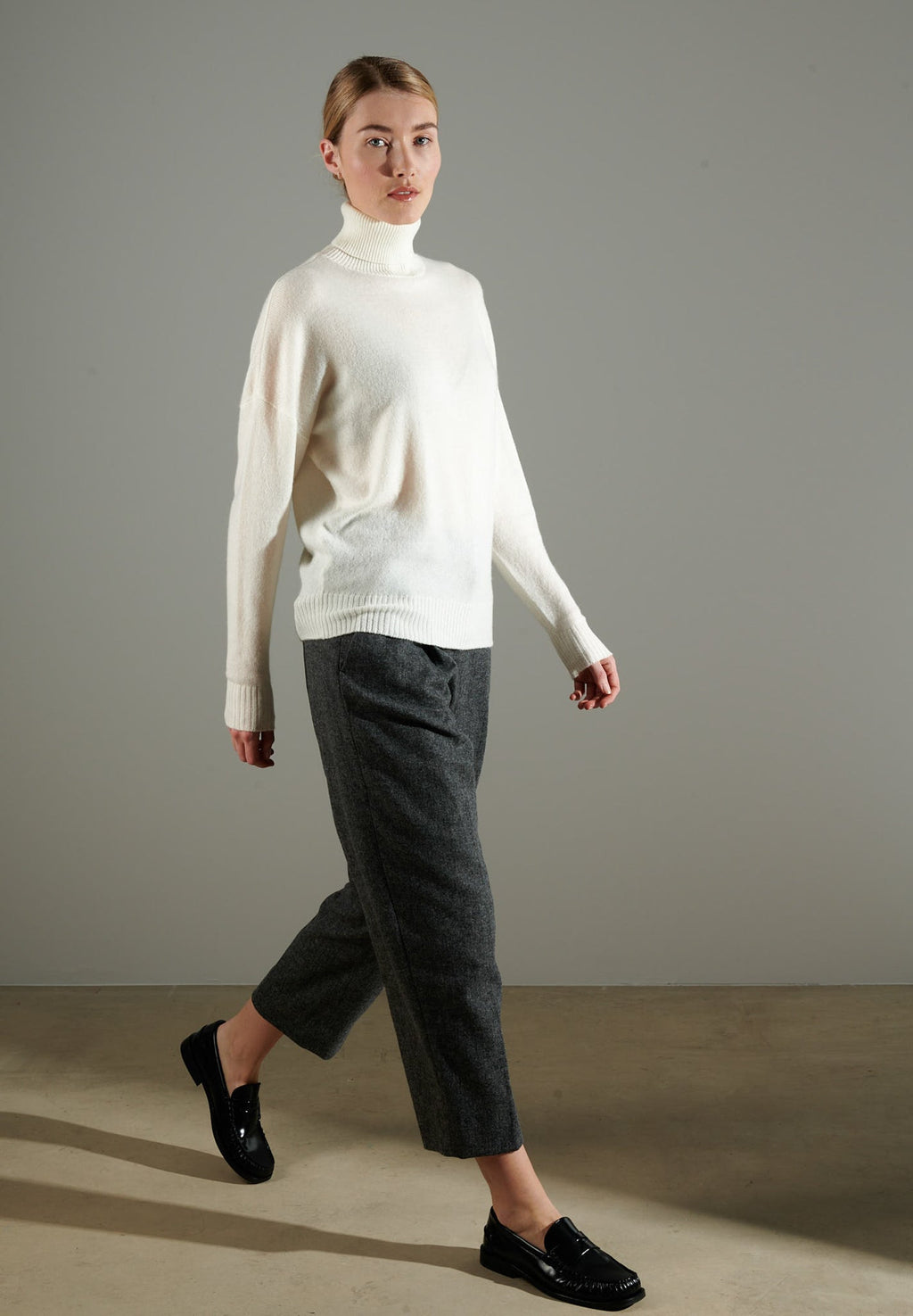 NAMI 7 Oversized cashmere turtleneck sweater in ecru white