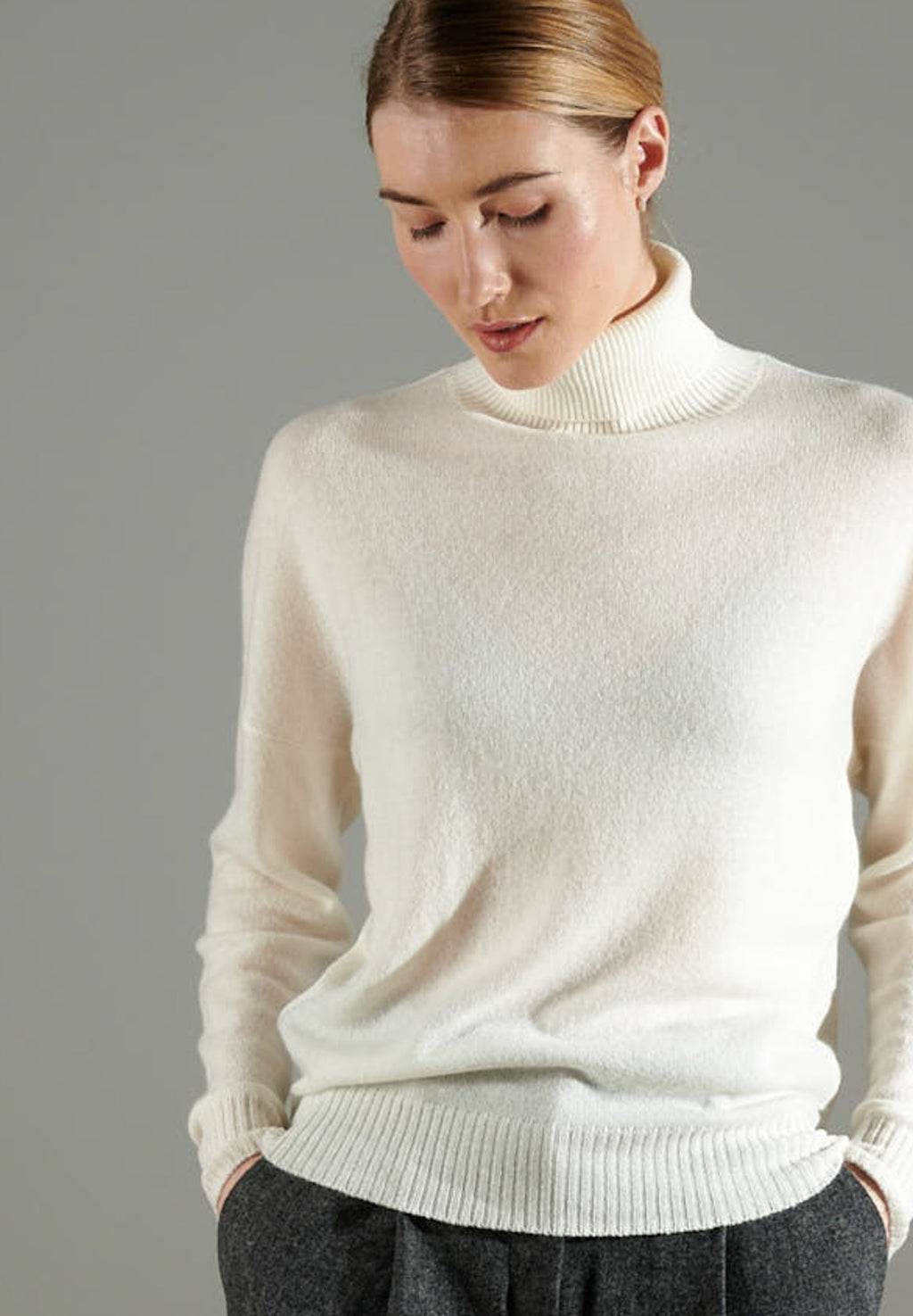 NAMI 7 Oversized cashmere turtleneck sweater in ecru white