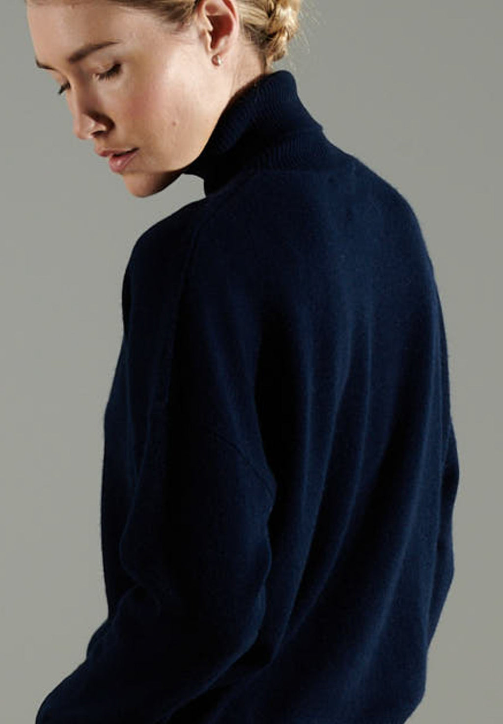 NAMI 7 Oversized cashmere turtleneck sweater in navy blue