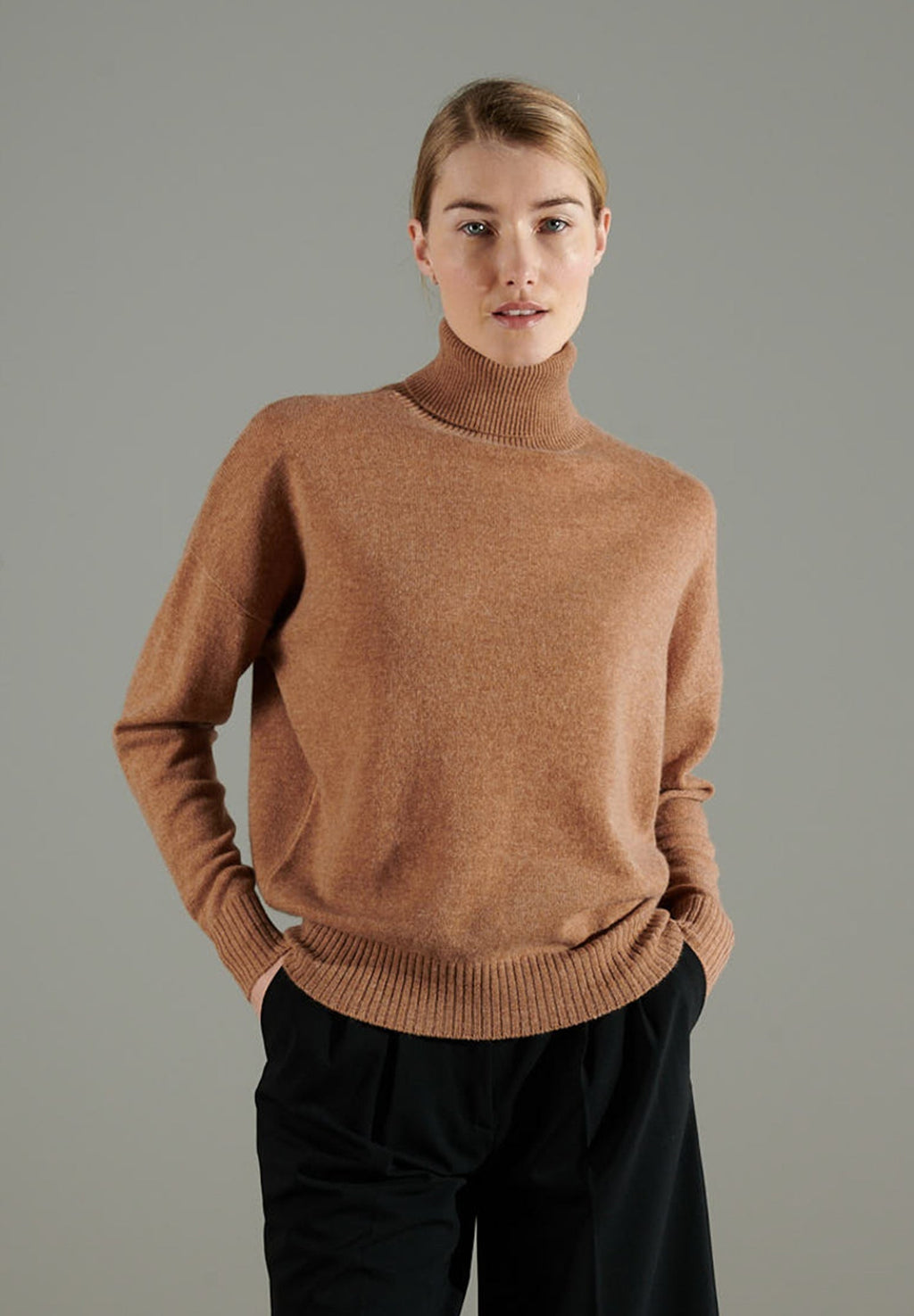 NAMI 7 Oversized cashmere turtleneck sweater in camel