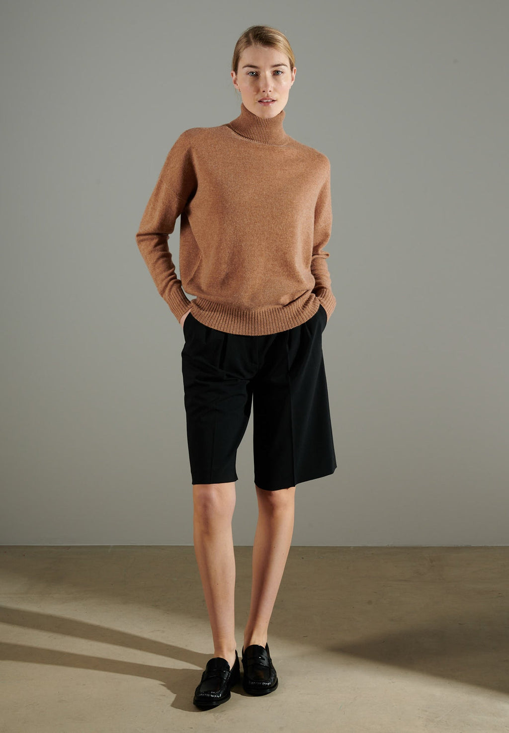 NAMI 7 Oversized cashmere turtleneck sweater in camel