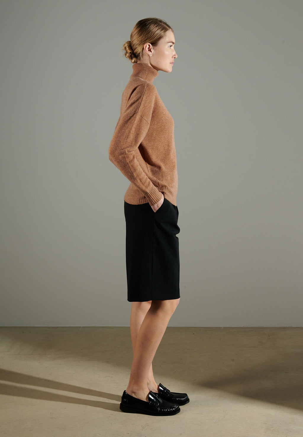 NAMI 7 Oversized cashmere turtleneck sweater in camel