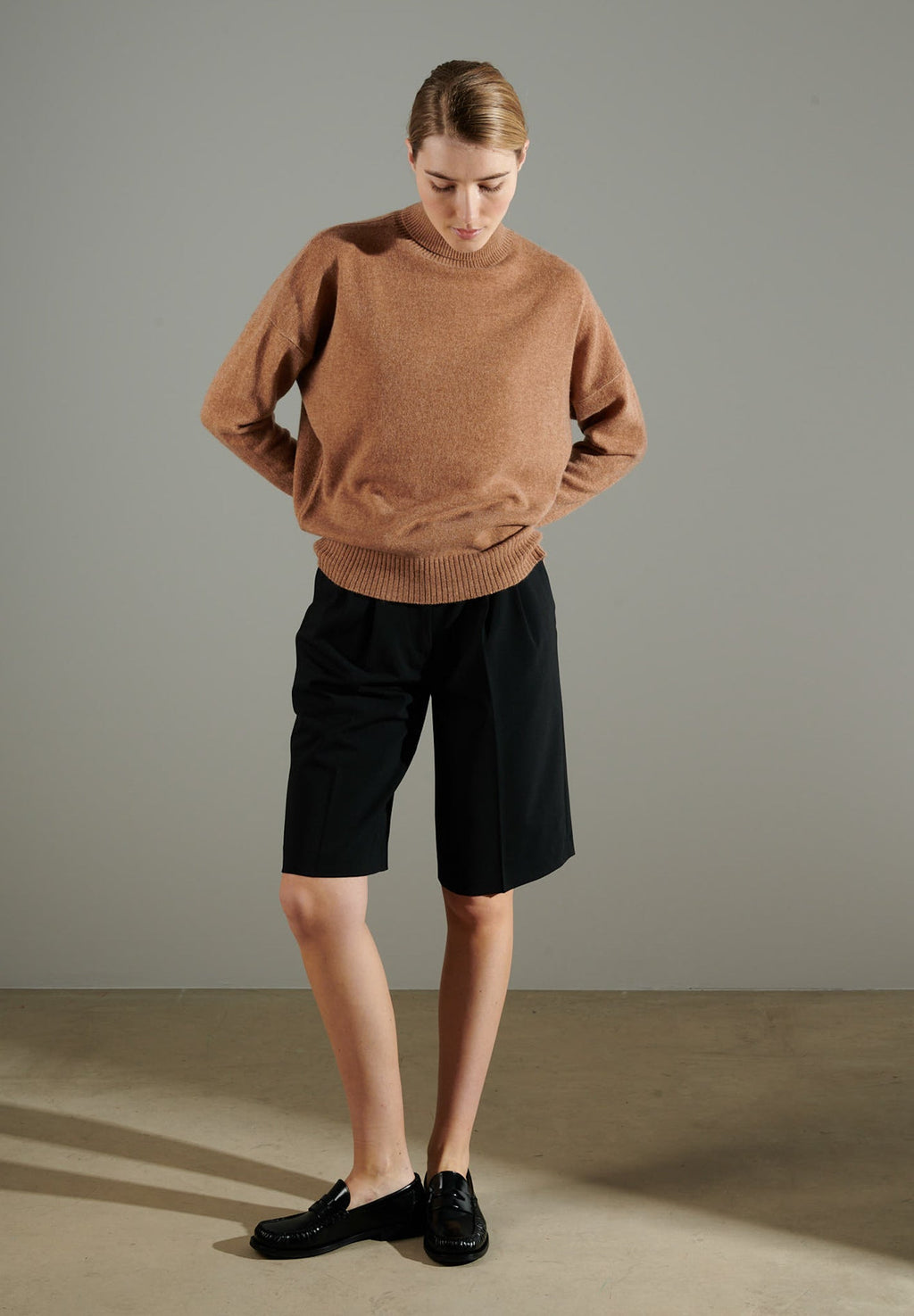 NAMI 7 Oversized cashmere turtleneck sweater in camel