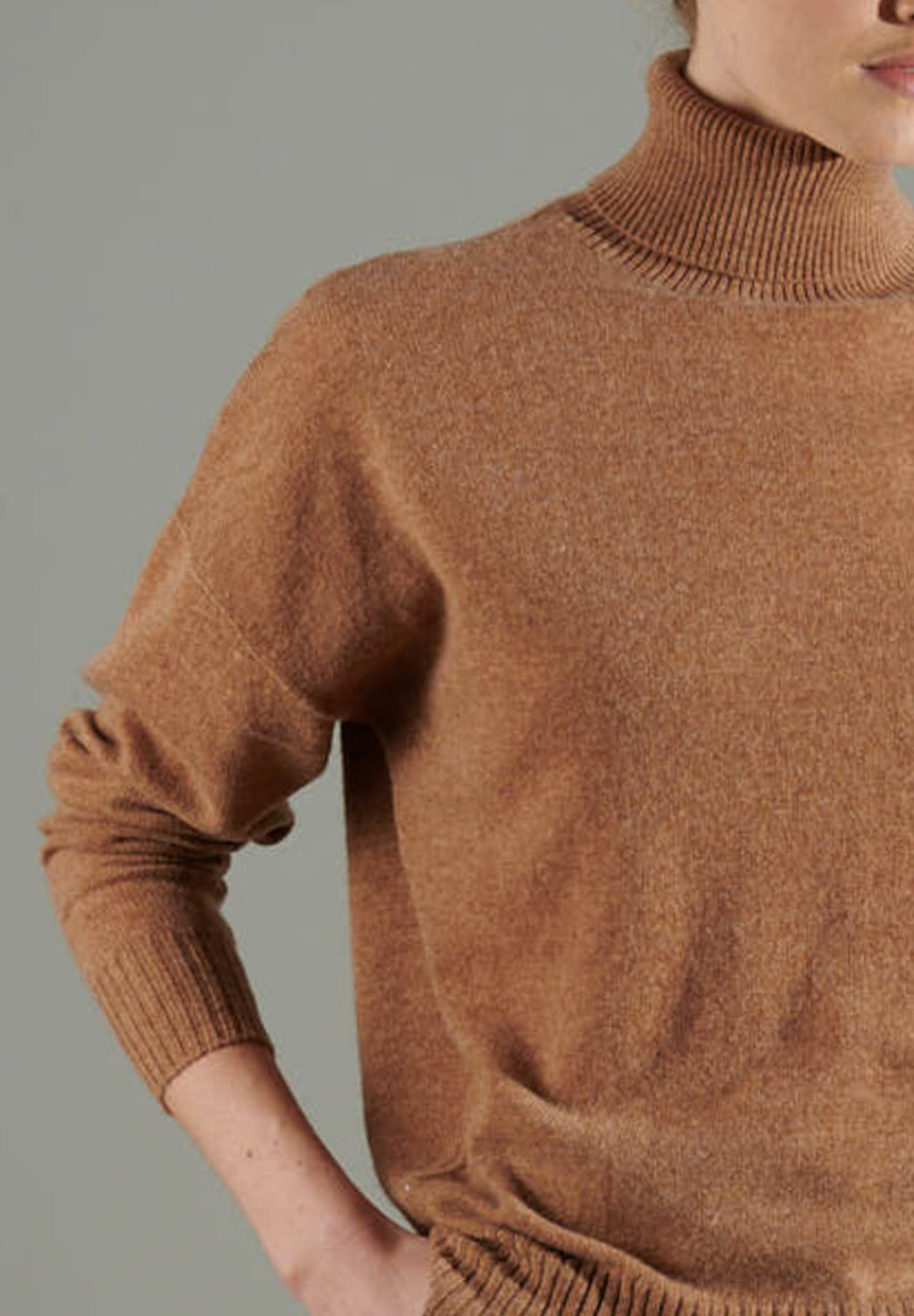 NAMI 7 Oversized cashmere turtleneck sweater in camel