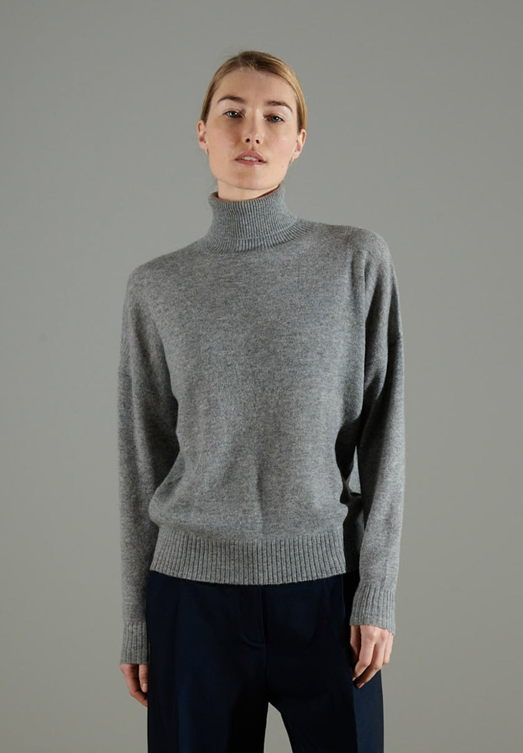 NAMI 7 Oversized cashmere turtleneck sweater in light grey