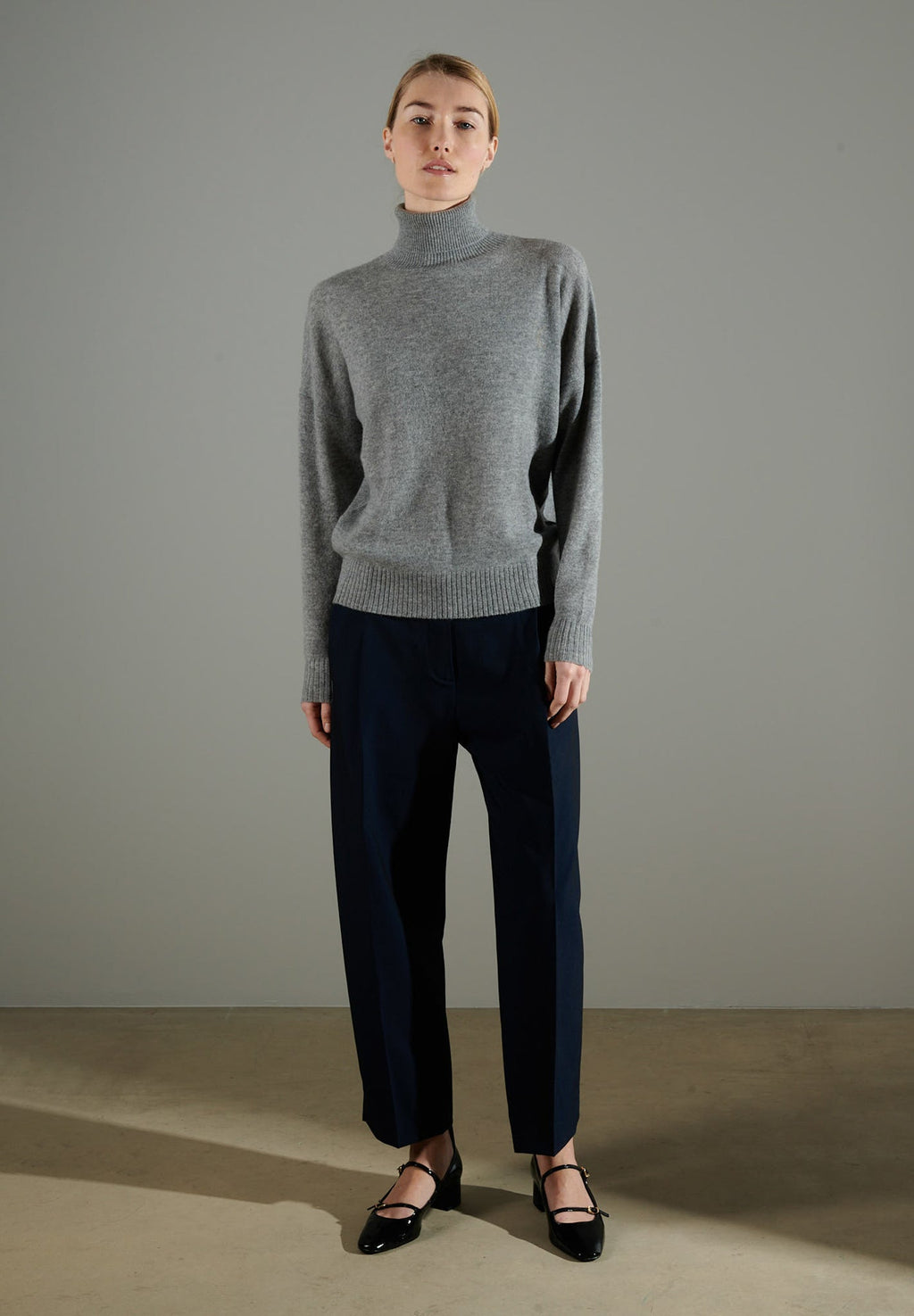 NAMI 7 Oversized cashmere turtleneck sweater in light grey