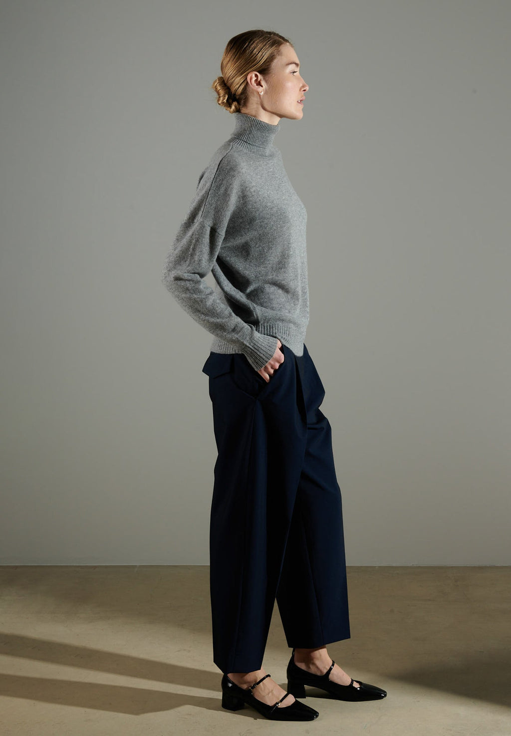 NAMI 7 Oversized cashmere turtleneck sweater in light grey