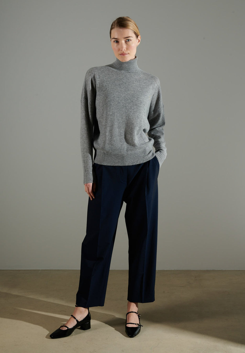 NAMI 7 Oversized cashmere turtleneck sweater in light grey