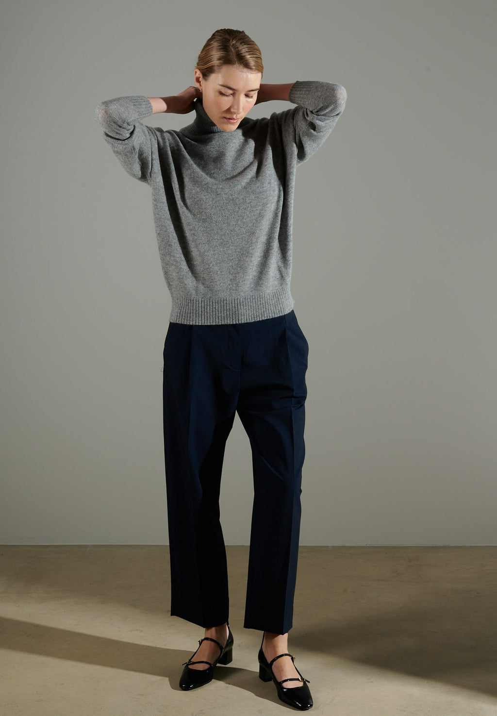 NAMI 7 Oversized cashmere turtleneck sweater in light grey