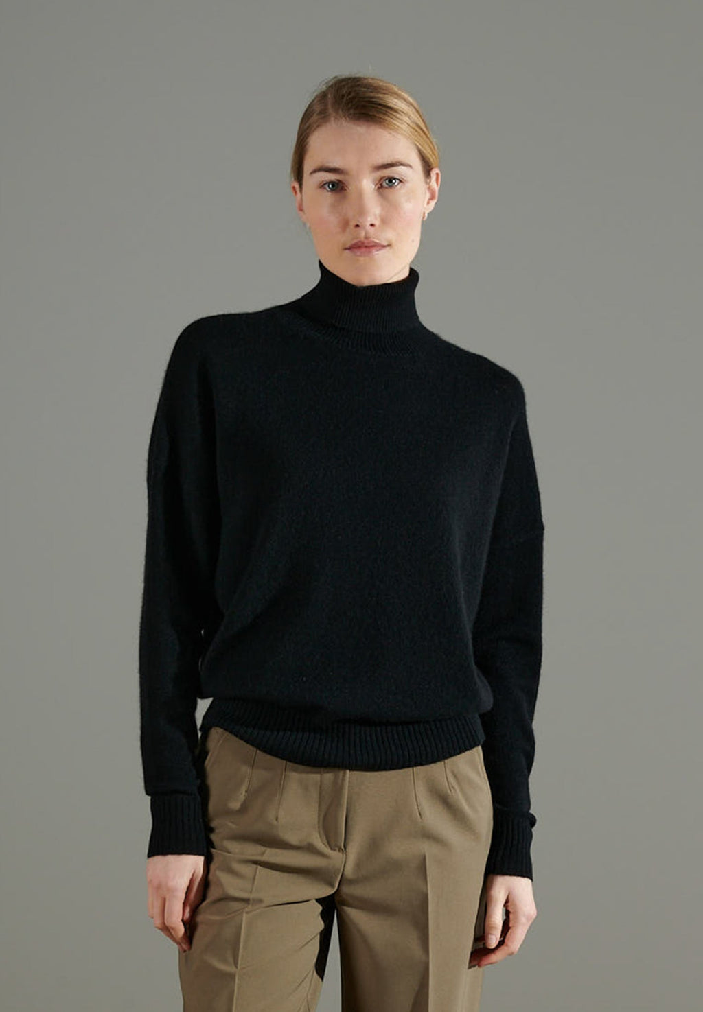 NAMI 7 Oversized cashmere turtleneck sweater in black