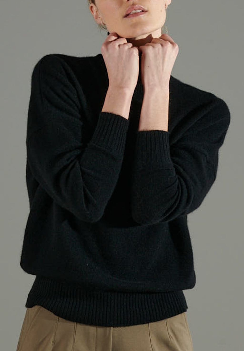 NAMI 7 Oversized cashmere turtleneck sweater in black