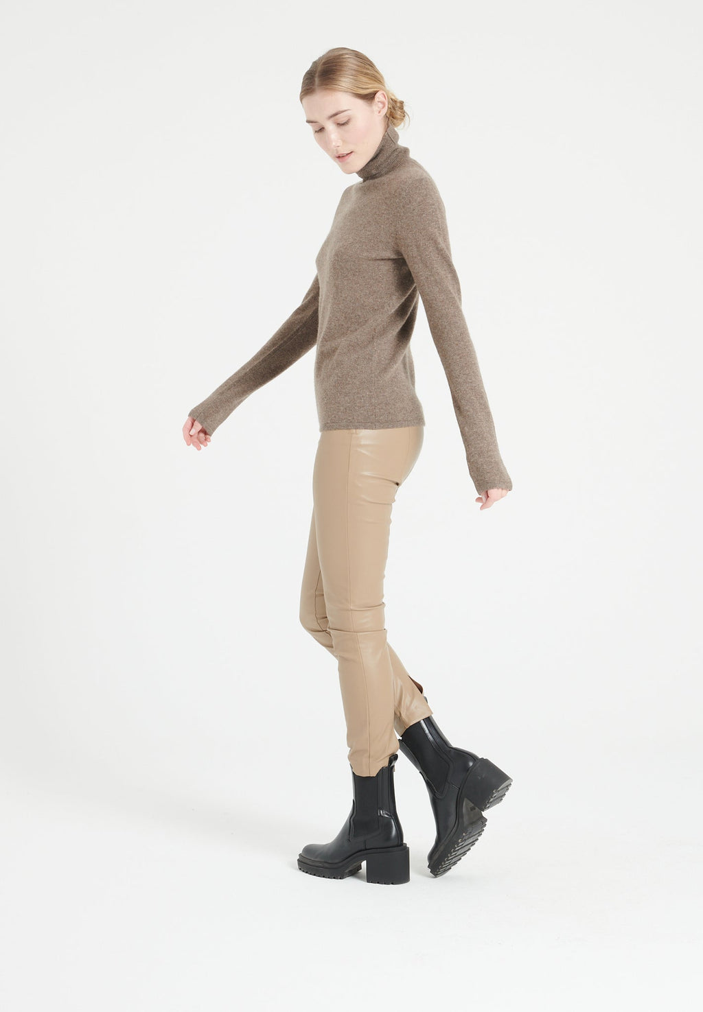 LILLY 3 Cashmere turtleneck sweater in taupe