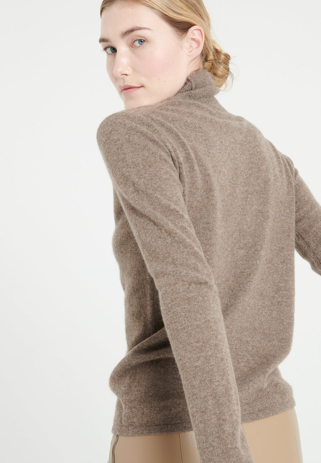 LILLY 3 Cashmere turtleneck sweater in taupe