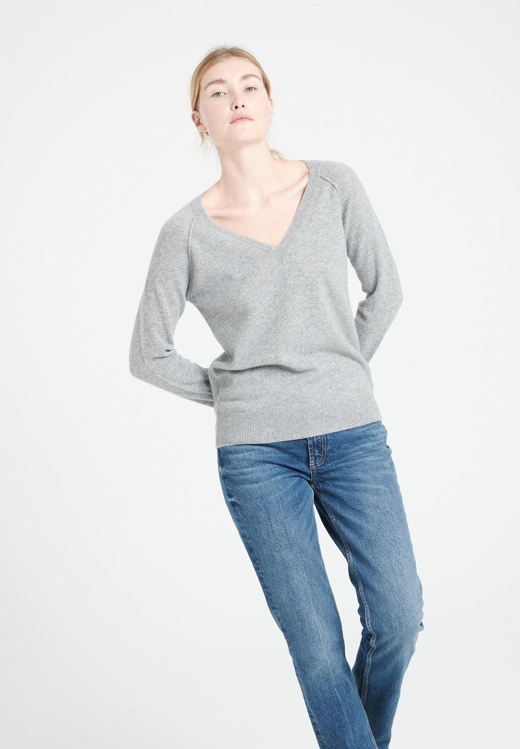 LILLY 6 Light grey cashmere V-neck sweater