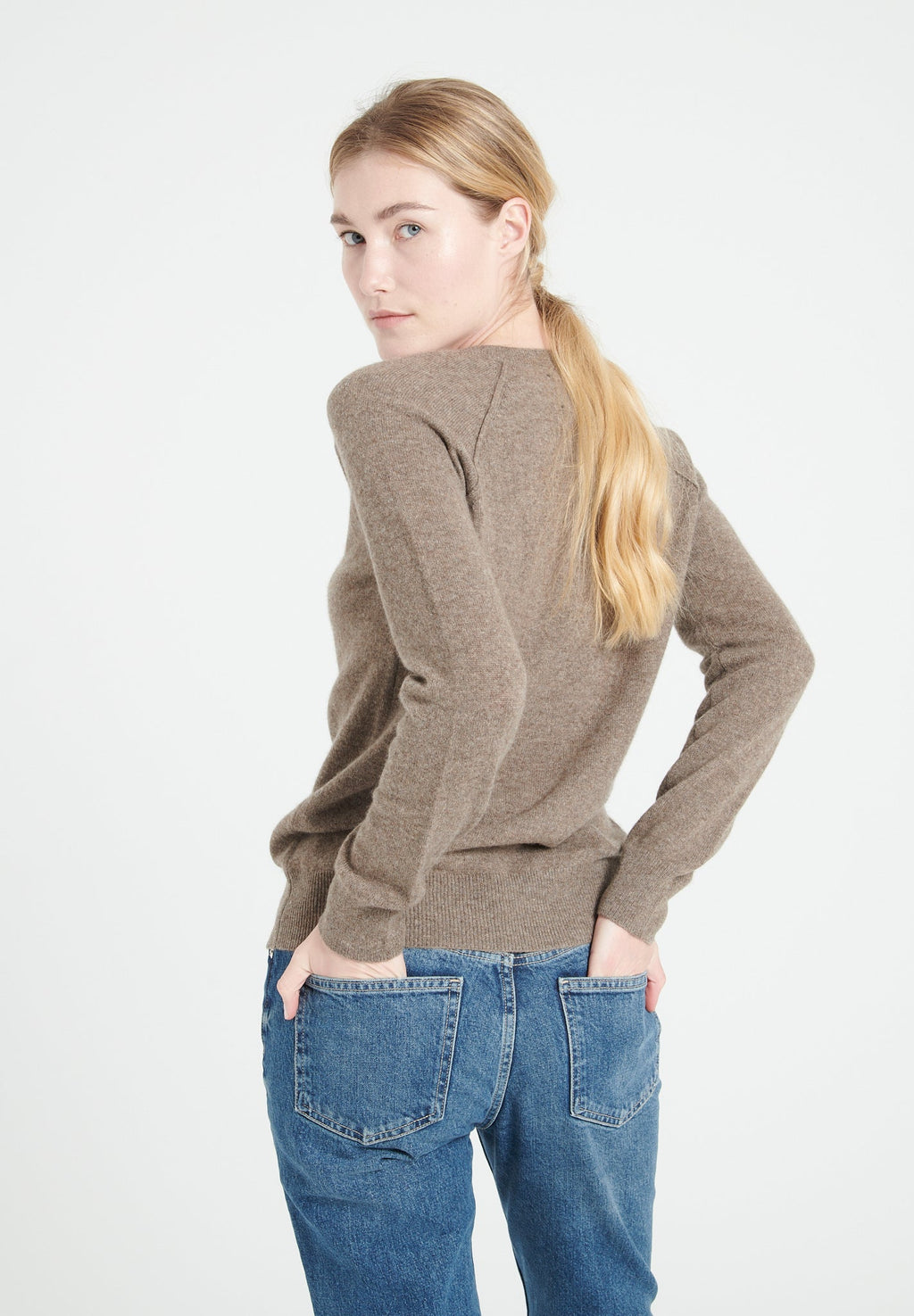 LILLY 6 Cashmere V-neck sweater in taupe