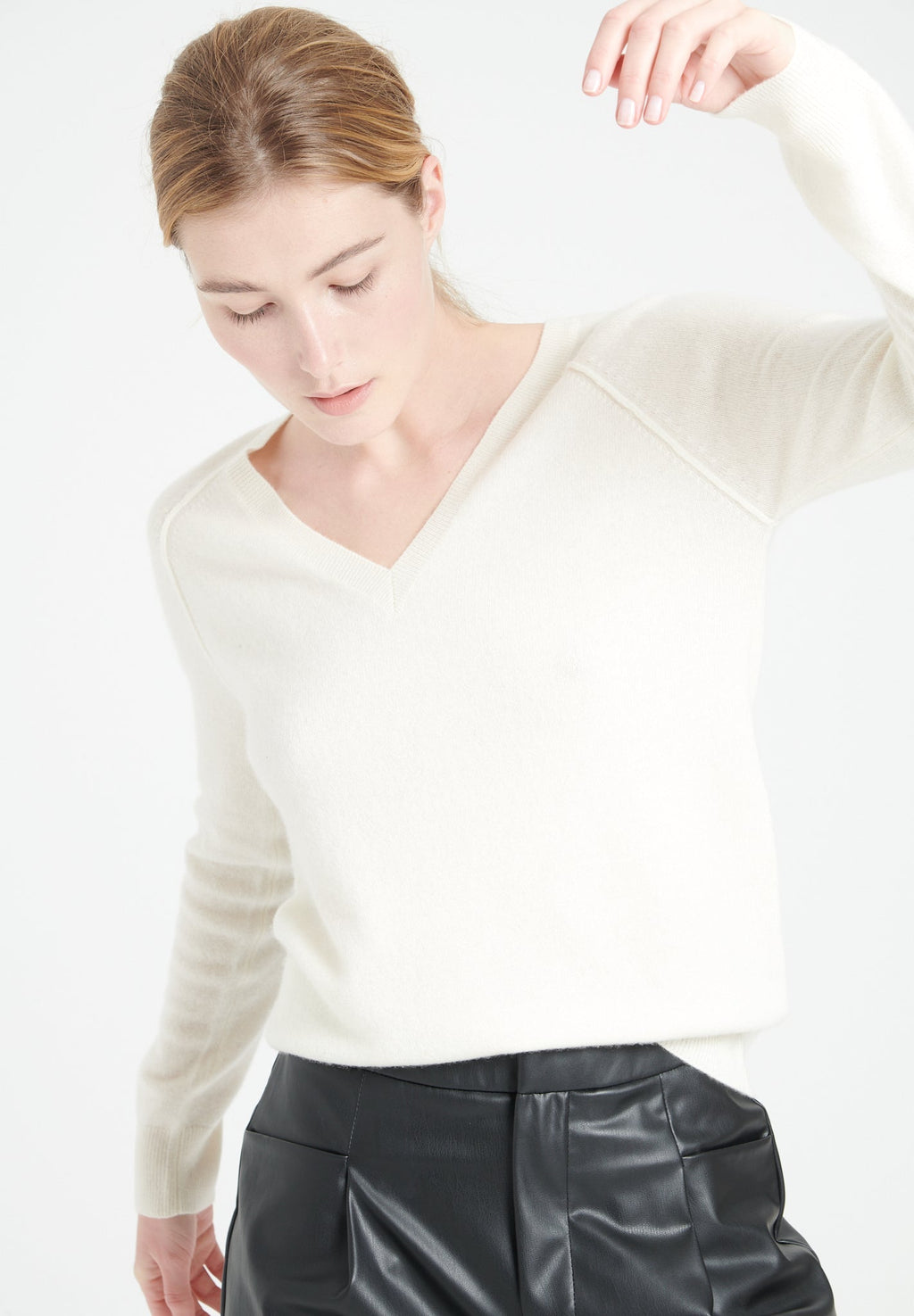 LILLY 6 V-neck sweater in loose-fitting off-white cashmere