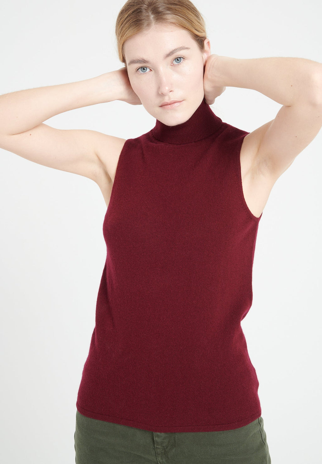 LILLY 13 Sleeveless cashmere turtleneck sweater in burgundy red