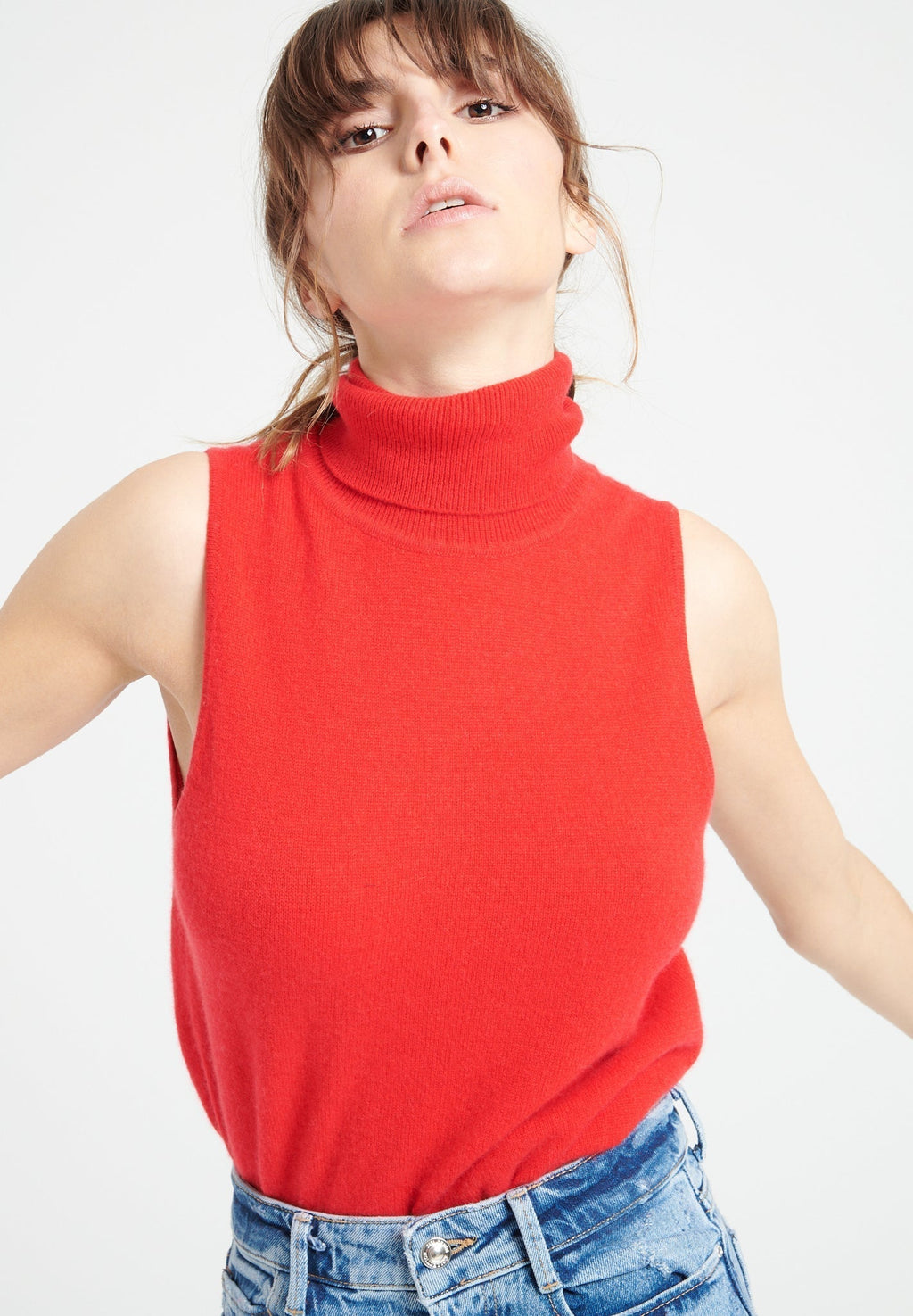 LILLY 13 Sleeveless cashmere turtleneck sweater in red