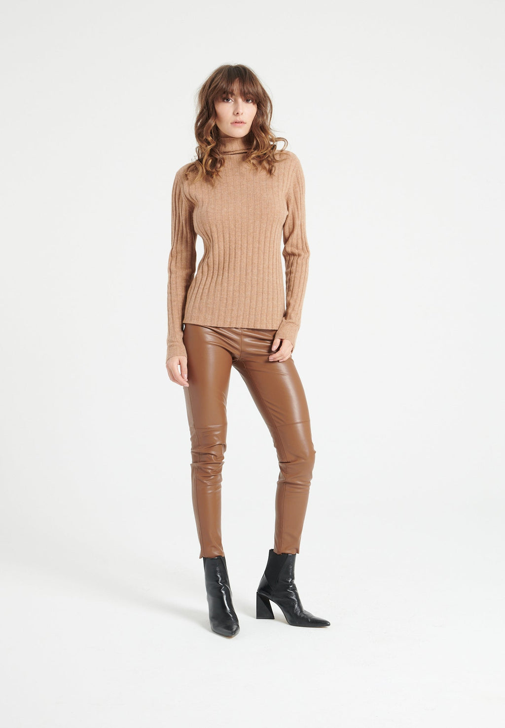 LILLY 15 Cashmere turtleneck sweater in traditional camel ribbing