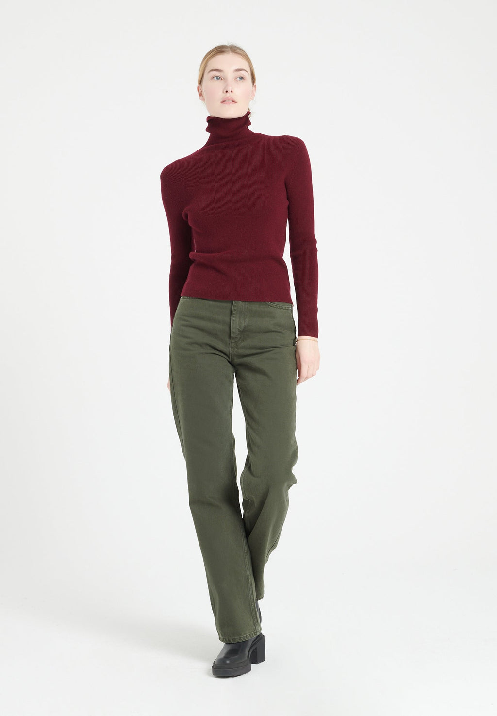 LILLY 17 Cashmere turtleneck sweater in traditional burgundy-red ribbing