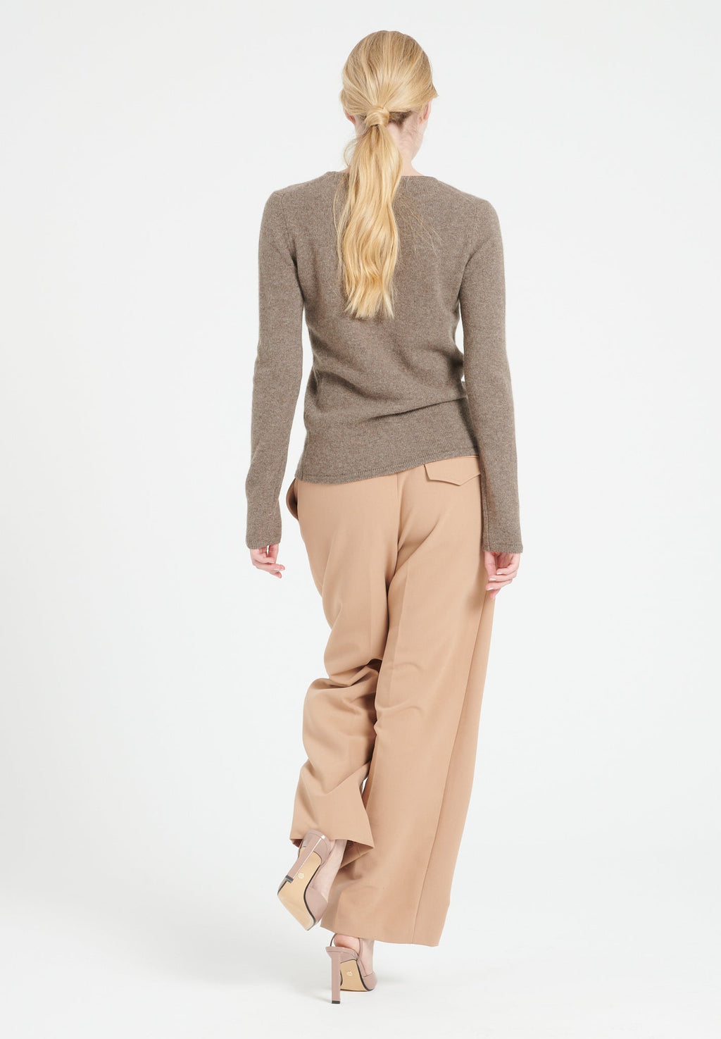 LILLY 18 4-thread cashmere boat-neck sweater in taupe