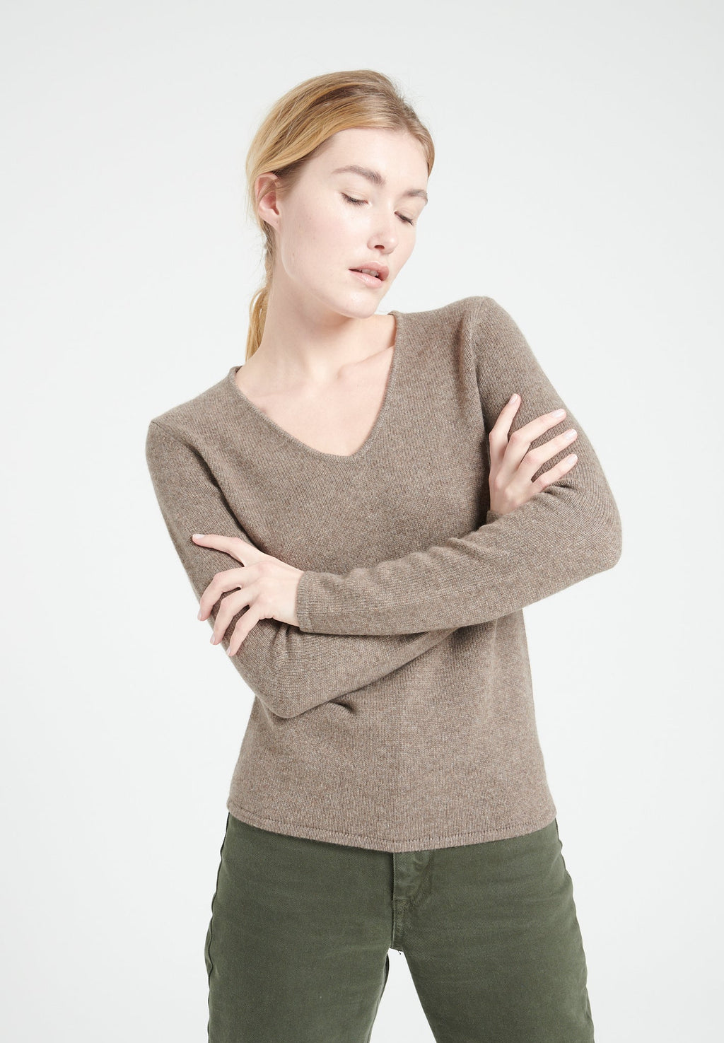 LILLY 20 4-thread cashmere V-neck sweater in taupe