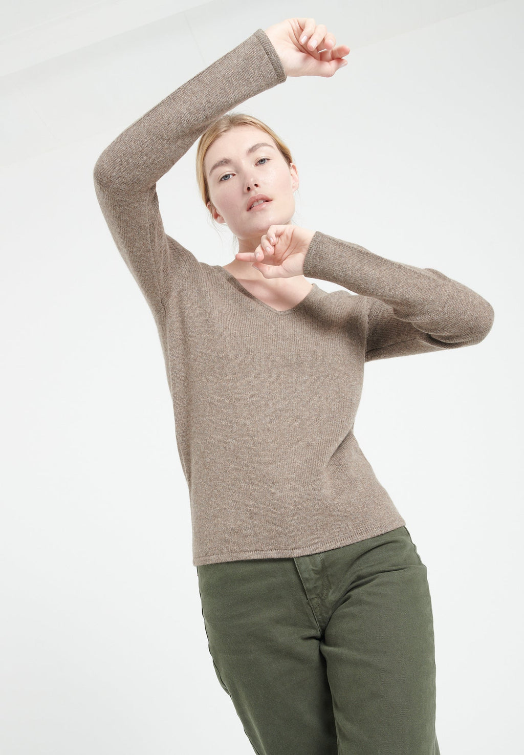 LILLY 20 4-thread cashmere V-neck sweater in taupe