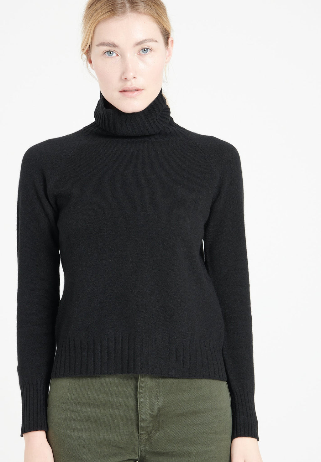 LILLY 22 Cashmere turtleneck sweater with raglan sleeves, black