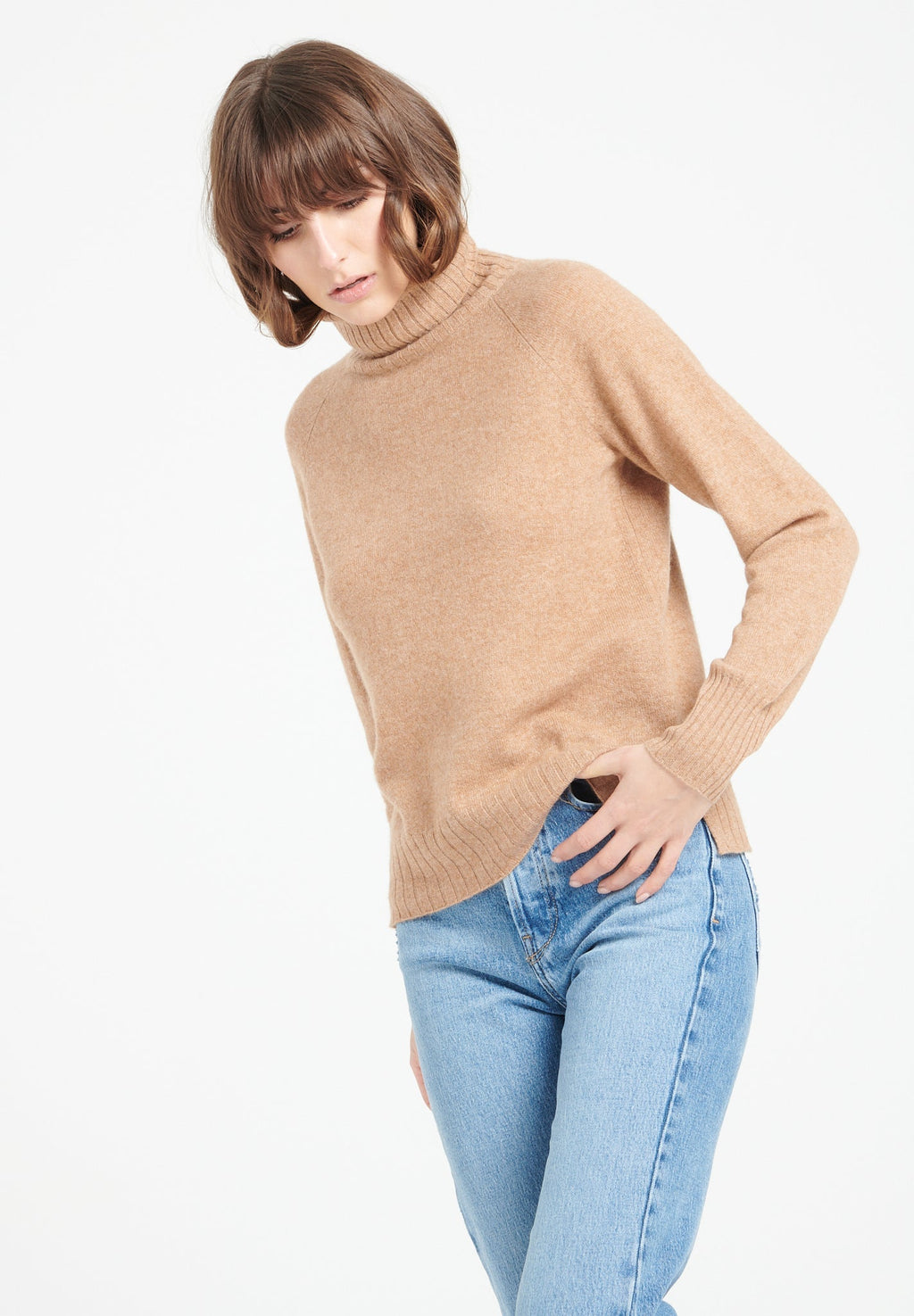 LILLY 22 Cashmere turtleneck sweater with camel raglan sleeves