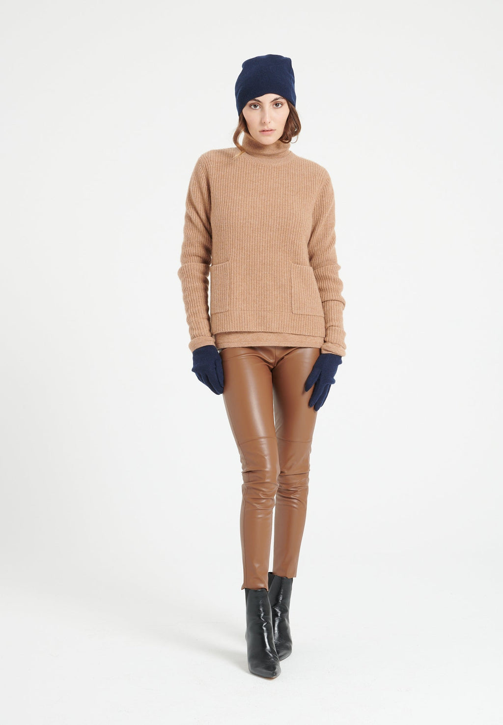 LILLY 32 Round-neck cashmere sweater in camel 4-thread cashmere ribbing