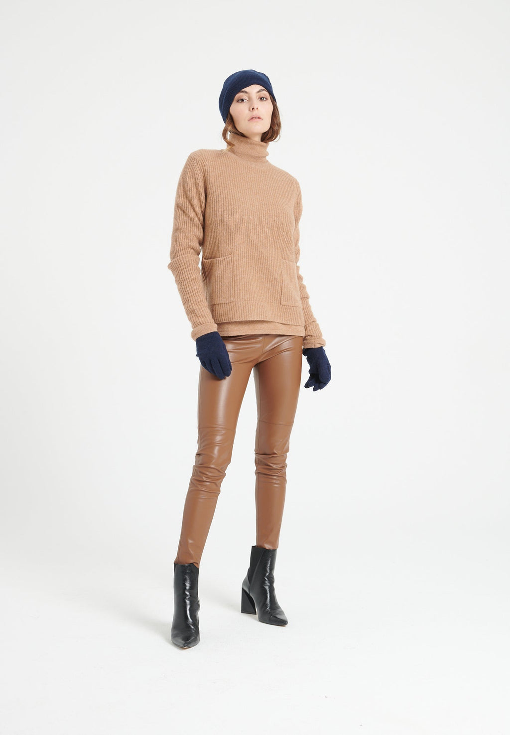 LILLY 32 Round-neck cashmere sweater in camel 4-thread cashmere ribbing