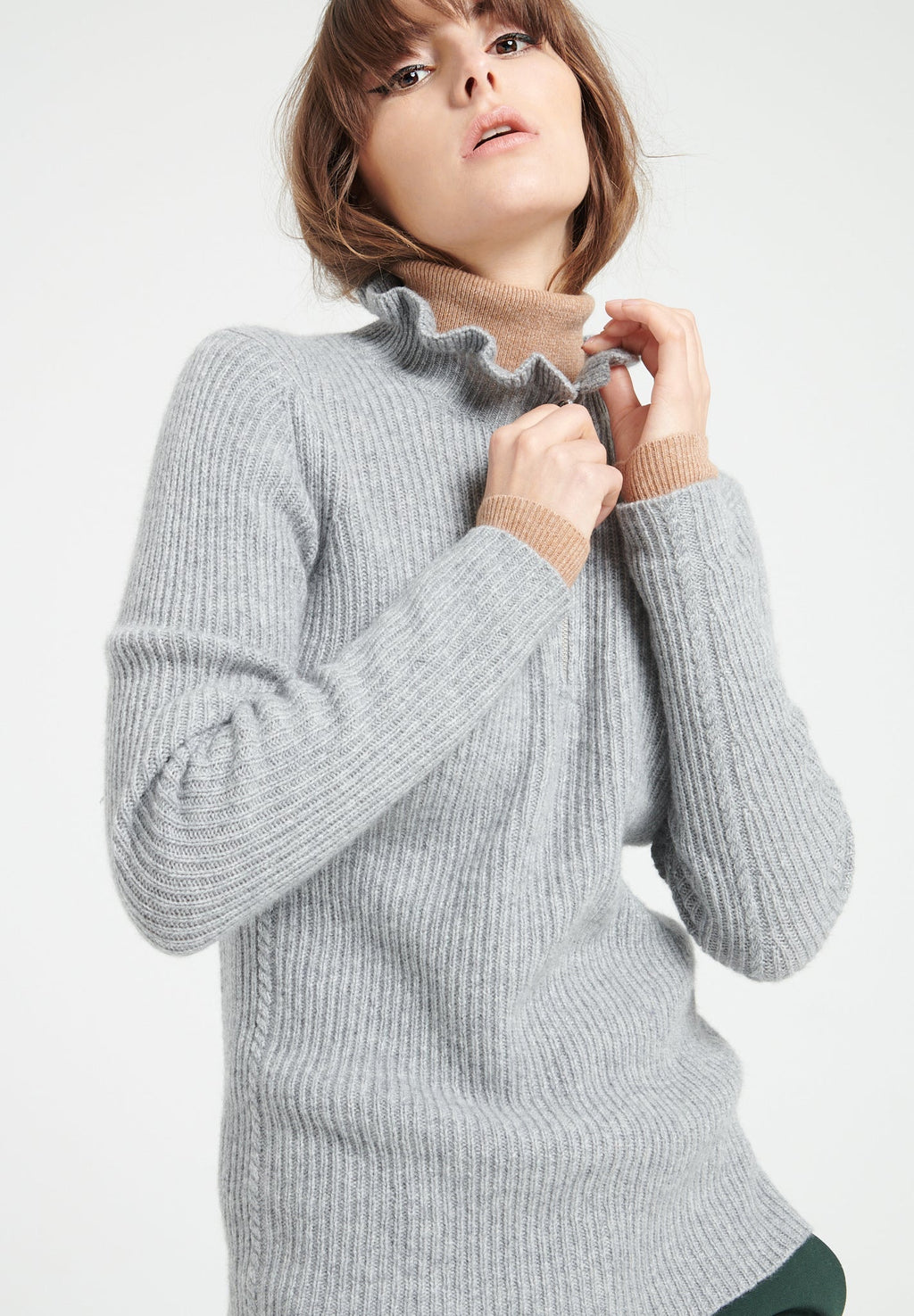 MIA 4 Light grey ribbed cashmere zip-up sweater with falbala collar