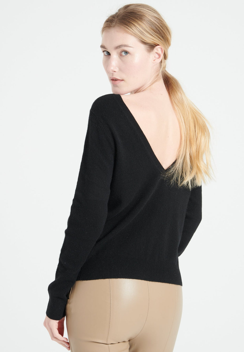 MIA 7 Black cashmere V-neck sweater