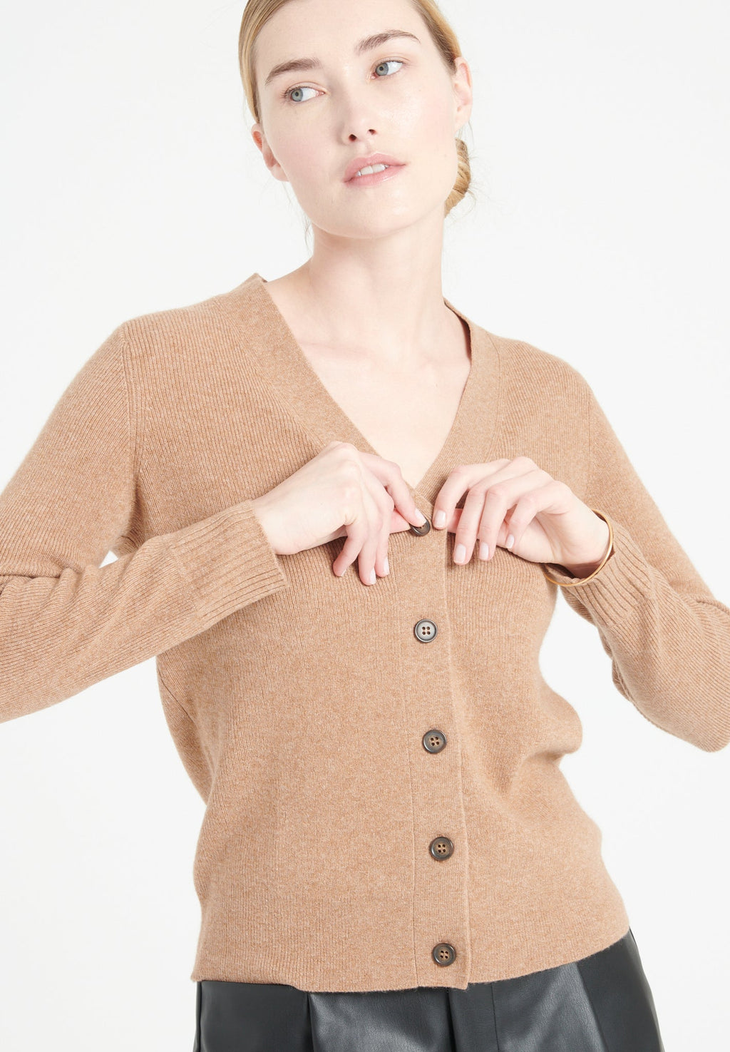 MIA 14 Camel cashmere V-neck cardigan with ribbed stitches